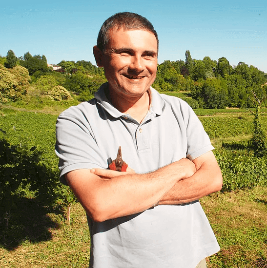 2015. Állandóan tanulunk: új mesterünk Vincent Dupuch, a Bordeaux-i jobb part elmélyült tudósa. Első pezsgőink új otthonra találnak új érlelőpincénkben Budafokon.
